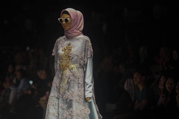 October 28, 2016 - Jakarta, Jakarta, Indonesia - A model walks on the runway to present Indonesian Muslim designer, Anniesa Hasibuan during the Jakarta Fashion Week in Jakarta, Indonesia, on October 28, 2016. Anniesa Hasibuan, 30, has made history by presenting the first ever collection at New York Fashion Week (NYFW) last month to feature hijabs in every look. She also the first Indonesian to have a show at an official NYFW venue. Her collection, called D Jakarta, featured headscarves in gold, silver and pink, metallic silver and gold long skirts, beaded shiny jackets and silky pants. Jakarta Indonesia - ZUMAn230 20161028_zaa_n230_323