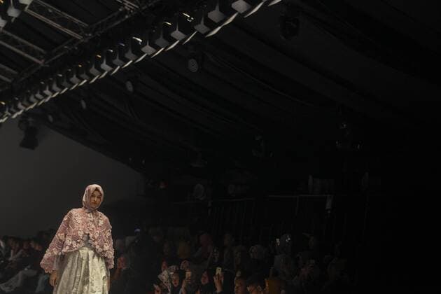 October 28, 2016 - Jakarta, Jakarta, Indonesia - A model walks on the runway to present Indonesian Muslim designer, Anniesa Hasibuan during the Jakarta Fashion Week in Jakarta, Indonesia, on October 28, 2016. Anniesa Hasibuan, 30, has made history by presenting the first ever collection at New York Fashion Week (NYFW) last month to feature hijabs in every look. She also the first Indonesian to have a show at an official NYFW venue. Her collection, called D Jakarta, featured headscarves in gold, silver and pink, metallic silver and gold long skirts, beaded shiny jackets and silky pants. Jakarta Indonesia - ZUMAn230 20161028_zaa_n230_324