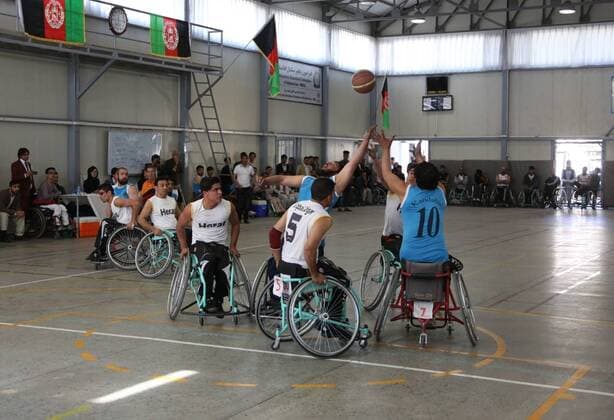 (161029) -- KABUL, Oct. 29, 2016 -- Afghan disabled players compete during a national wheelchair basketball tournament between Herat and Kandahar provinces in Kabul, capital of Afghanistan, Oct. 29, 2016. A seven-day wheelchair basketball tournament organized by the International Committee of the Red Cross (ICRC) among eight teams concluded in Kabul on Saturday. The team of Kandahar province won the tournament. ) (SP)AFGHANISTAN-KABUL-DISABLED-BASKETBALL TOURNAMENT RahmatxAlizadah 