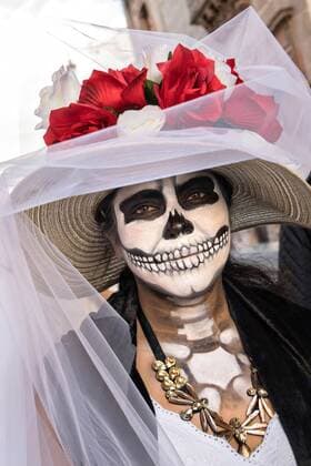 October 28, 2016 - San Miguel De Allende, Guanajuato, Mexico - A women costumed as La Calavera Catrina during the Day of the Dead festival October 28, 2016 in San Miguel de Allende, Guanajuato, Mexico. The week-long celebration is a time when Mexicans welcome the dead back to earth for a visit and celebrate life. San Miguel De Allende Mexico - ZUMAe02_ 20161028_zaf_e02_009