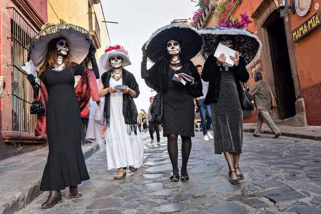 October 28, 2016 - San Miguel De Allende, Guanajuato, Mexico - Women dressed as La Calavera Catrina parade through the streets during the Day of the Dead festival October 28, 2016 in San Miguel de Allende, Guanajuato, Mexico. The week-long celebration is a time when Mexicans welcome the dead back to earth for a visit and celebrate life. San Miguel De Allende Mexico - ZUMAe02_ 20161028_zaf_e02_011