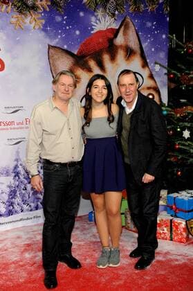 Der Schauspieler Max Herbrechter, l-r, die Sprecherin Roxana Samadi und Schauspieler Stefan Kurt posiert am 29.10.2016 in Köln bei der Premiere des Films Pettersson und Findus - Das schönste Weihnachten überhaupt im Cinedom in Köln.