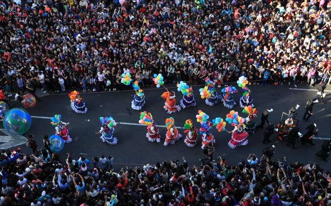 A view of the Main Square of Mexico City during the Day of the Dead parade in Mexico City, Mexico, 29 October 2016. EFE Mario Guzman DAY OF THE DEAD PARADE IN MEXICO !ACHTUNG: NUR REDAKTIONELLE NUTZUNG!  MEX002 20161030-636133858146121733