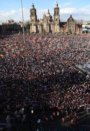 A view of the Main Square of Mexico City during the Day of the Dead parade in Mexico City, Mexico, 29 October 2016. EFE Mario Guzman DAY OF THE DEAD PARADE IN MEXICO !ACHTUNG: NUR REDAKTIONELLE NUTZUNG!  MEX002 20161030-636133877252908471