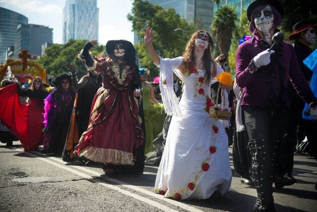 October 29, 2016 - Mexico City, Mexico City, MX - Mexico City held its first Day of the Dead parade on Saturday, complete with floats, giant skeleton marionettes and more than 1,000 actors, dancers and acrobats in costumes. Mexico City MX - ZUMAa136 20161029_zap_a136_022