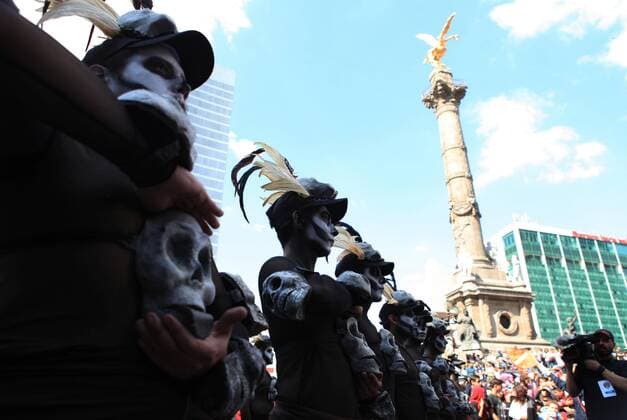 A group of disguised participants perform at the Main Square of Mexico City during the Day of the Dead parade in Mexico, 29 October 2016. EFE Mario Guzman DAY OF THE DEAD PARADE IN MEXICO !ACHTUNG: NUR REDAKTIONELLE NUTZUNG!  MEX002 20161030-636133896500721701