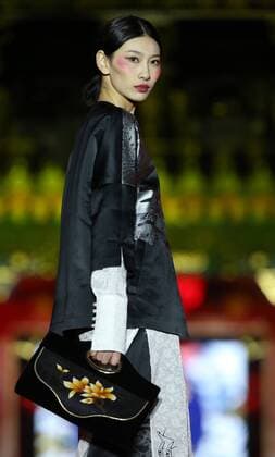 A model presents a creation by designer Zeng Fengfei during the China Fashion Week in Beijing, capital of China, Oct. 29, 2016. ) (ry) CHINA-BEIJING-FASHION WEEK (CN) CaixYang 