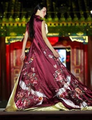 A model presents a creation by designer Zeng Fengfei during the China Fashion Week in Beijing, capital of China, Oct. 29, 2016. ) (ry) CHINA-BEIJING-FASHION WEEK (CN) CaixYang 
