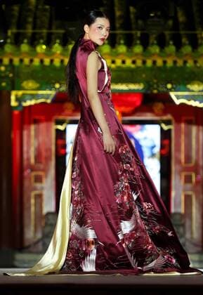 A model presents a creation by designer Zeng Fengfei during the China Fashion Week in Beijing, capital of China, Oct. 29, 2016. ) (ry) CHINA-BEIJING-FASHION WEEK (CN) CaixYang 