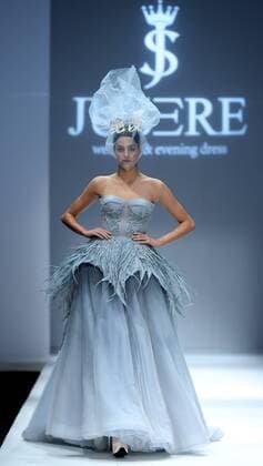 China Fashion Week - Jusere Modenschau A model presents a creation of wedding and evening dress by designer Wei Qiying during the China Fashion Week in Beijing, capital of China, Oct. 29, 2016. ) (ry) CHINA-BEIJING-FASHION WEEK (CN) ChenxJianli 