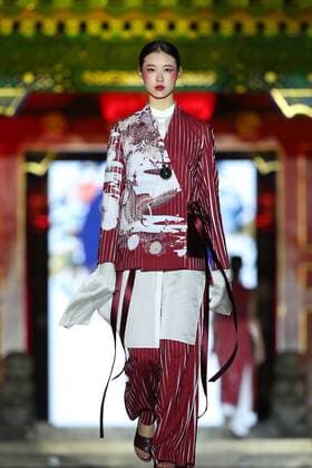 A model presents a creation by designer Zeng Fengfei during the China Fashion Week in Beijing, capital of China, Oct. 29, 2016. ) (ry) CHINA-BEIJING-FASHION WEEK (CN) CaixYang 