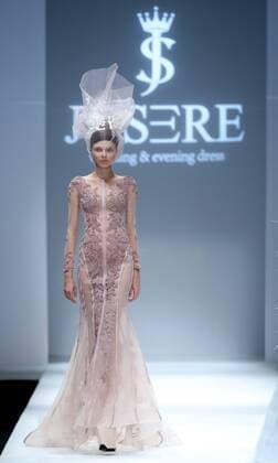 China Fashion Week - Jusere Modenschau A model presents a creation of wedding and evening dress by designer Wei Qiying during the China Fashion Week in Beijing, capital of China, Oct. 29, 2016. ) (ry) CHINA-BEIJING-FASHION WEEK (CN) ChenxJianli 