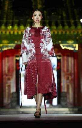 A model presents a creation by designer Zeng Fengfei during the China Fashion Week in Beijing, capital of China, Oct. 29, 2016. ) (ry) CHINA-BEIJING-FASHION WEEK (CN) CaixYang 