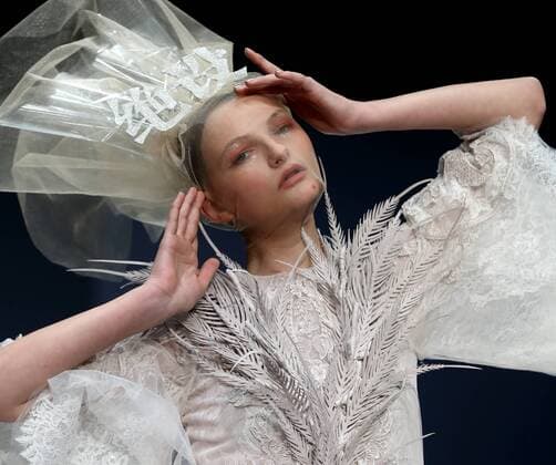 Bilder des Tages China Fashion Week - Jusere Modenschau A model presents a creation of wedding and evening dress by designer Wei Qiying during the China Fashion Week in Beijing, capital of China, Oct. 29, 2016. ) (ry) CHINA-BEIJING-FASHION WEEK (CN) ChenxJianli 