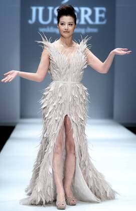 China Fashion Week - Jusere Modenschau Actress Kathy Chau presents a creation of wedding and evening dress by designer Wei Qiying during the China Fashion Week in Beijing, capital of China, Oct. 29, 2016. ) (ry) CHINA-BEIJING-FASHION WEEK (CN) ChenxJianli 
