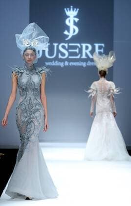 China Fashion Week - Jusere Modenschau A model presents a creation of wedding and evening dress by designer Wei Qiying during the China Fashion Week in Beijing, capital of China, Oct. 29, 2016. ) (ry) CHINA-BEIJING-FASHION WEEK (CN) ChenxJianli 