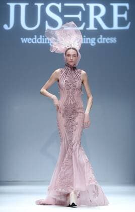 China Fashion Week - Jusere Modenschau A model presents a creation of wedding and evening dress by designer Wei Qiying during the China Fashion Week in Beijing, capital of China, Oct. 29, 2016. ) (ry) CHINA-BEIJING-FASHION WEEK (CN) ChenxJianli 