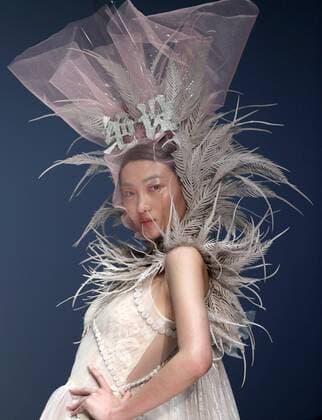 China Fashion Week - Jusere Modenschau A model presents a creation of wedding and evening dress by designer Wei Qiying during the China Fashion Week in Beijing, capital of China, Oct. 29, 2016. ) (ry) CHINA-BEIJING-FASHION WEEK (CN) ChenxJianli 