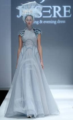 China Fashion Week - Jusere Modenschau A model presents a creation of wedding and evening dress by designer Wei Qiying during the China Fashion Week in Beijing, capital of China, Oct. 29, 2016. ) (ry) CHINA-BEIJING-FASHION WEEK (CN) ChenxJianli 