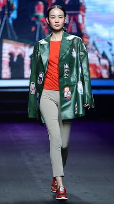 A model presents a creation by designer Richard Li, a winner of China fashion designer creative awards, during the China Fashion Week in Beijing, capital of China, Oct. 29, 2016. ) (ry) CHINA-BEIJING-FASHION WEEK (CN) ChenxJianli 