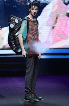 A model presents a creation by designer Richard Li, a winner of China fashion designer creative awards, during the China Fashion Week in Beijing, capital of China, Oct. 29, 2016. ) (ry) CHINA-BEIJING-FASHION WEEK (CN) ChenxJianli 