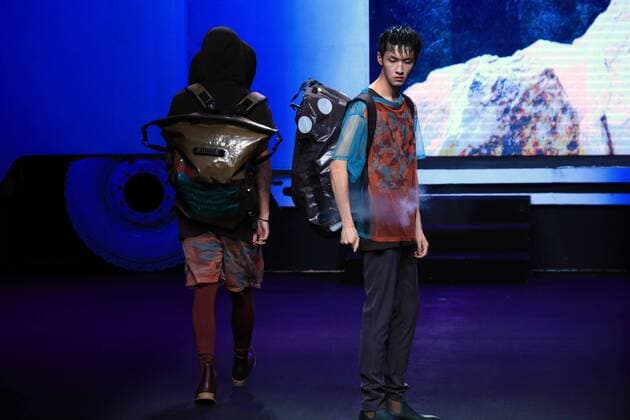 A model presents a creation by designer Richard Li, a winner of China fashion designer creative awards, during the China Fashion Week in Beijing, capital of China, Oct. 29, 2016. ) (ry) CHINA-BEIJING-FASHION WEEK (CN) LixMingfang 