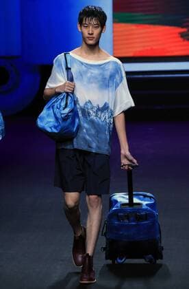 A model presents a creation by designer Richard Li, a winner of China fashion designer creative awards, during the China Fashion Week in Beijing, capital of China, Oct. 29, 2016. ) (ry) CHINA-BEIJING-FASHION WEEK (CN) LixMingfang 