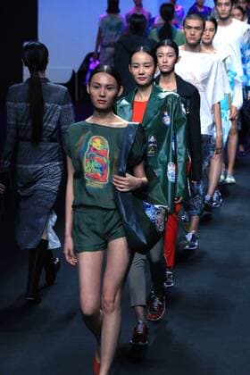 Models present creations by designer Richard Li, a winner of China fashion designer creative awards, during the China Fashion Week in Beijing, capital of China, Oct. 29, 2016. ) (ry) CHINA-BEIJING-FASHION WEEK (CN) LixMingfang 