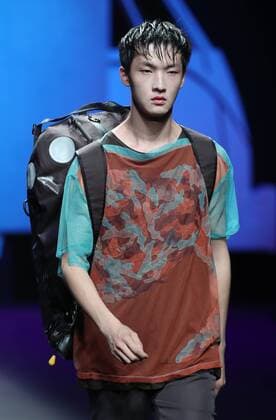 A model presents a creation by designer Richard Li, a winner of China fashion designer creative awards, during the China Fashion Week in Beijing, capital of China, Oct. 29, 2016. ) (ry) CHINA-BEIJING-FASHION WEEK (CN) ChenxJianli 