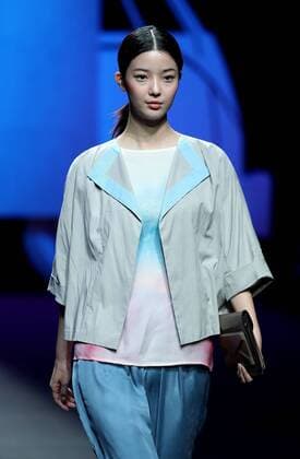 A model presents a creation by designer Richard Li, a winner of China fashion designer creative awards, during the China Fashion Week in Beijing, capital of China, Oct. 29, 2016. ) (ry) CHINA-BEIJING-FASHION WEEK (CN) ChenxJianli 