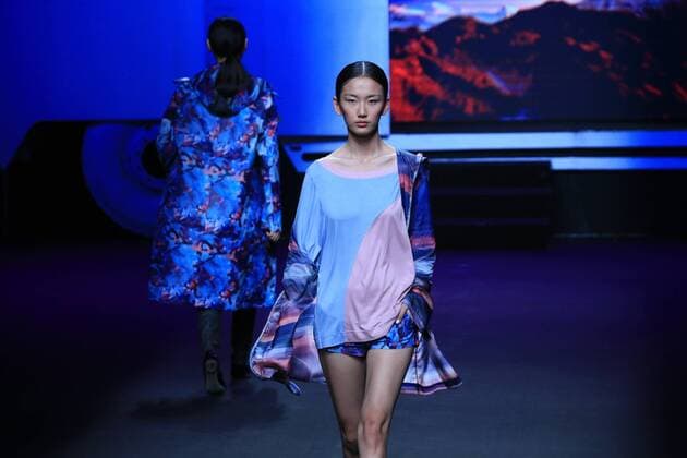 A model presents a creation by designer Richard Li, a winner of China fashion designer creative awards, during the China Fashion Week in Beijing, capital of China, Oct. 29, 2016. ) (ry) CHINA-BEIJING-FASHION WEEK (CN) LixMingfang 