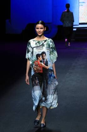 A model presents a creation by designer Richard Li, a winner of China fashion designer creative awards, during the China Fashion Week in Beijing, capital of China, Oct. 29, 2016. ) (ry) CHINA-BEIJING-FASHION WEEK (CN) LixMingfang 