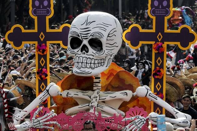Bilder des Tages October 29, 2016 - Mexico City, Mexico - Mexico City held its first Day of the Dead parade on Saturday, complete with floats, giant skeleton marionettes and more than 1,000 actors, dancers and acrobats in costumes. Mexico  - ZUMAu78_ 20161029_zaf_u78_087