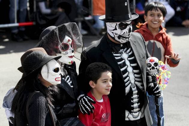 Day of the Dead Parade in Mexiko Stadt October 29, 2016 - Mexico - EUM20161029NAC15.JPG .CIUDAD DE MEXICO TraditionsTradiciones-CDMX.- Aspectos del primer Magno Desfile de Dia de Muertos, 29 de octubre de 2016.  - ZUMAu78_ 20161029_zaf_u78_095