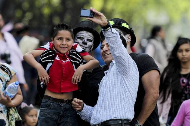 Day of the Dead Parade in Mexiko Stadt October 29, 2016 - Mexico - EUM20161029NAC16.JPG .CIUDAD DE MEXICO TraditionsTradiciones-CDMX.- Aspectos del primer Magno Desfile de Dia de Muertos, 29 de octubre de 2016.  - ZUMAu78_ 20161029_zaf_u78_096