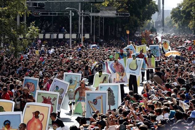 Day of the Dead Parade in Mexiko Stadt October 29, 2016 - Mexico - EUM20161029NAC20.JPG.CIUDAD DE MEXICO Traditions Tradiciones-CDMX Dia de Muertos.- Aspectos del primer Magno Desfile del Dia de Muertos este sabado 29 de octubre de 2016 en la Ciudad de Mexico. El evento, que reunio a mas 250 mil personas, exhibio la utileria usada en la filmacion de la pelicula Spectre de James Bond en 2015.  - ZUMAu78_ 20161029_zaf_u78_101
