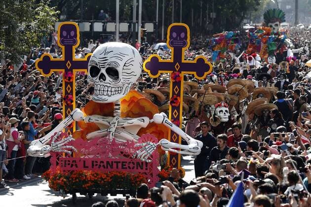 Day of the Dead Parade in Mexiko Stadt October 29, 2016 - Mexico - EUM20161029NAC22.JPG.CIUDAD DE MEXICO Traditions Tradiciones-CDMX Dia de Muertos.- Aspectos del primer Magno Desfile del Dia de Muertos este sabado 29 de octubre de 2016 en la Ciudad de Mexico. El evento, que reunio a mas 250 mil personas, exhibio la utileria usada en la filmacion de la pelicula Spectre de James Bond en 2015.  - ZUMAu78_ 20161029_zaf_u78_104