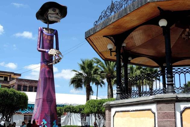 Day of the Dead Parade in Mexiko Stadt October 29, 2016 - Mexico - EUM20161029ACT13.JPG.TULTEPEC, Mex., Traditions Tradiciones-Catrina Tultepec.- Una Catrina de 15 metros de altura es instalada en la explanada del municipio de Tultepec el sabado 29 de octubre de 2016 con motivo del Dia de Muertos. Autoridades esperan que para el proximo ano la imagen sea de 18 metros de largo para asi somprer el Record Guinnes.  - ZUMAu78_ 20161029_zaf_u78_118