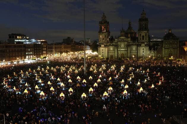 October 29, 2016 - Mexico - EUM20161029NAC36.JPG .CIUDAD DE MEXICO TraditionsTradiciones-CDMX.- Aspecto del Zocalo de esta capital, con su ofrenda armada con trajineras, la noche de este sabado, luego de la celebracion del primer Magno Desfile de Dia de Muertos, 29 de octubre de 2016.  - ZUMAu78_ 20161029_zaf_u78_142