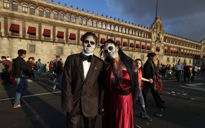 Day of the Dead Parade in Mexiko Stadt October 29, 2016 - Mexico - EUM20161029NAC33.JPG .CIUDAD DE MEXICO TraditionsTradiciones-CDMX.- Aspectos del primer Magno Desfile de Dia de Muertos, 29 de octubre de 2016.  - ZUMAu78_ 20161029_zaf_u78_145