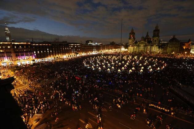 Bilder des Tages October 29, 2016 - Mexico - EUM20161029NAC37.JPG .CIUDAD DE MEXICO TraditionsTradiciones-CDMX.- Aspecto del Zocalo de esta capital, con su ofrenda armada con trajineras, la noche de este sabado, luego de la celebracion del primer Magno Desfile de Dia de Muertos, 29 de octubre de 2016.  - ZUMAu78_ 20161029_zaf_u78_146