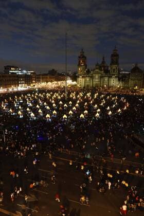 October 29, 2016 - Mexico - EUM20161029NAC38.JPG .CIUDAD DE MEXICO TraditionsTradiciones-CDMX.- Aspecto del Zocalo de esta capital, con su ofrenda armada con trajineras, la noche de este sabado, luego de la celebracion del primer Magno Desfile de Dia de Muertos, 29 de octubre de 2016.  - ZUMAu78_ 20161029_zaf_u78_147