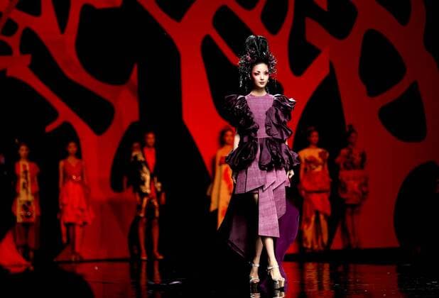 A model presents a creation by designer Zhang Yichao during the China Fashion Week in Beijing, capital of China, Oct. 27, 2016. ) WEEKLY CHOICES OF XINHUA PHOTO CaixYang 