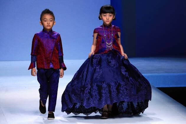 Children models present parent-child outfits by designer Amelie Wang during the China Fashion Week in Beijing, capital of China, Oct. 30, 2016. ) (wsw) CHINA-BEIJING-FASHION WEEK (CN) LixMingfang 