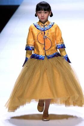 A child model presents a parent-child outfit by designer Amelie Wang during the China Fashion Week in Beijing, capital of China, Oct. 30, 2016. ) (wsw) CHINA-BEIJING-FASHION WEEK (CN) LixMingfang 