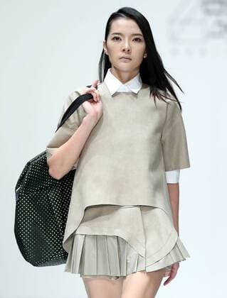 A model displays a creation of WOW-IN by Liu Shengyi during the China Fashion Week in Beijing, capital of China, Oct. 30, 2016. ) (zhs) CHINA-BEIJING-FASHION WEEK (CN) ChenxJianli 