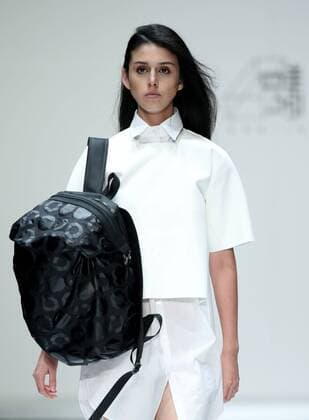 A model displays a creation of WOW-IN by Liu Shengyi during the China Fashion Week in Beijing, capital of China, Oct. 30, 2016. ) (zhs) CHINA-BEIJING-FASHION WEEK (CN) ChenxJianli 