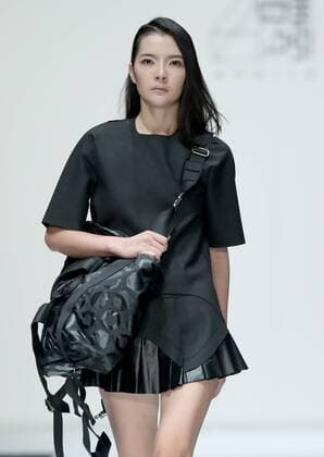 A model displays a creation of WOW-IN by Liu Shengyi during the China Fashion Week in Beijing, capital of China, Oct. 30, 2016. ) (zhs) CHINA-BEIJING-FASHION WEEK (CN) ChenxJianli 