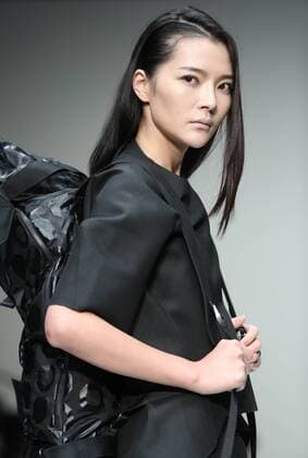 A model displays a creation of WOW-IN by Liu Shengyi during the China Fashion Week in Beijing, capital of China, Oct. 30, 2016. ) (zhs) CHINA-BEIJING-FASHION WEEK (CN) ChenxJianli 