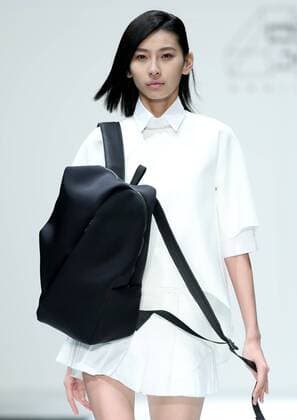 A model displays a creation of WOW-IN by Liu Shengyi during the China Fashion Week in Beijing, capital of China, Oct. 30, 2016. ) (zhs) CHINA-BEIJING-FASHION WEEK (CN) ChenxJianli 